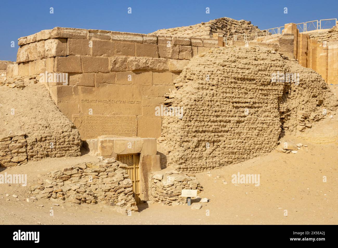 Teil des Grabkomplexes von Djoser, in der Nekropole von Sakkara in Oberägypten. Stockfoto