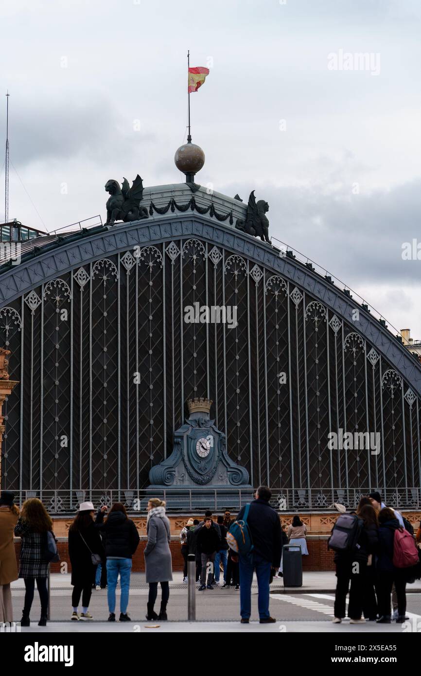 Madrid, Spanien. 11. Februar 2024 - eine Gruppe von Personen steht vor dem historischen Bahnhof von Atocha Stockfoto