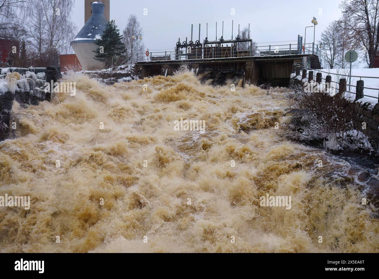 Jämsä, Finnland. April 2024. Jämsänkoski Stromschnellen und kleiner Damm im Winter. Stockfoto