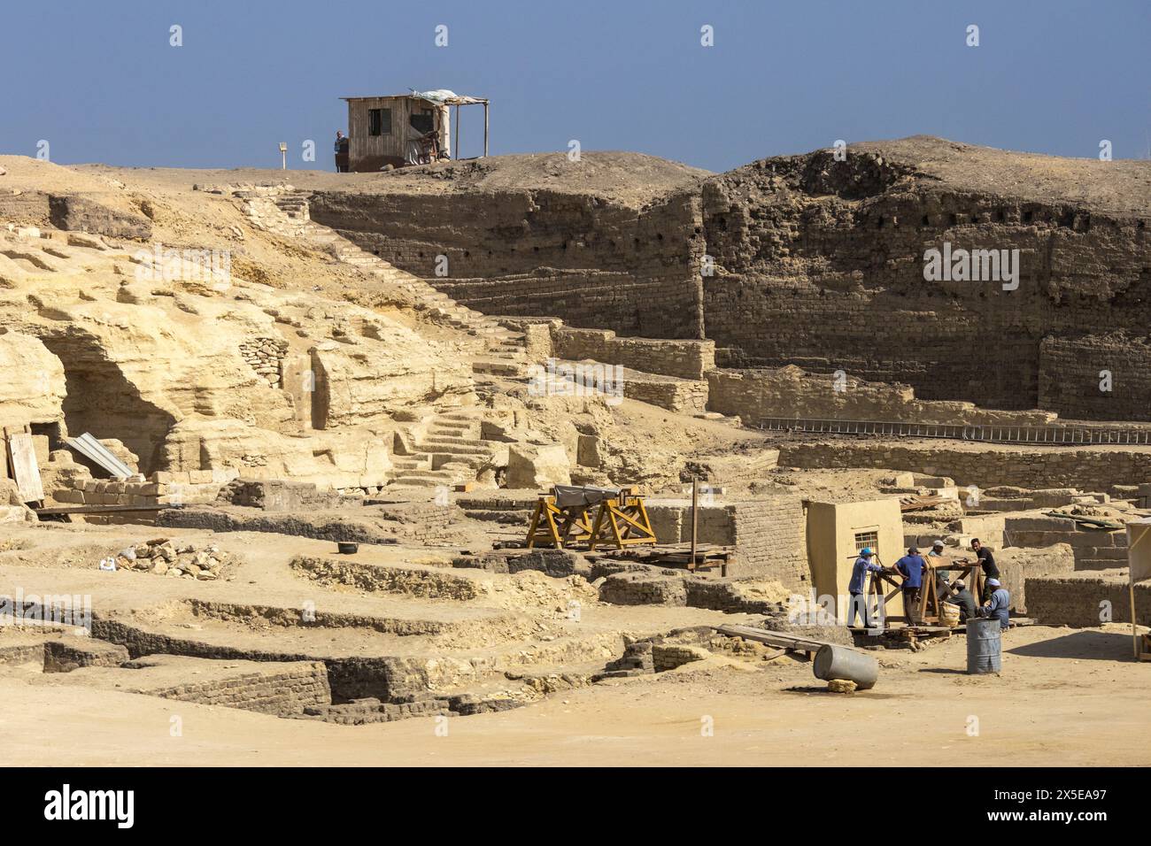 Archäologische Stätte in Gizeh, Ägypten, Afrika. Die umliegenden Bereiche der Pyramiden werden noch ausgegraben. Arbeiter um eine Bodenwinde herum. Stockfoto