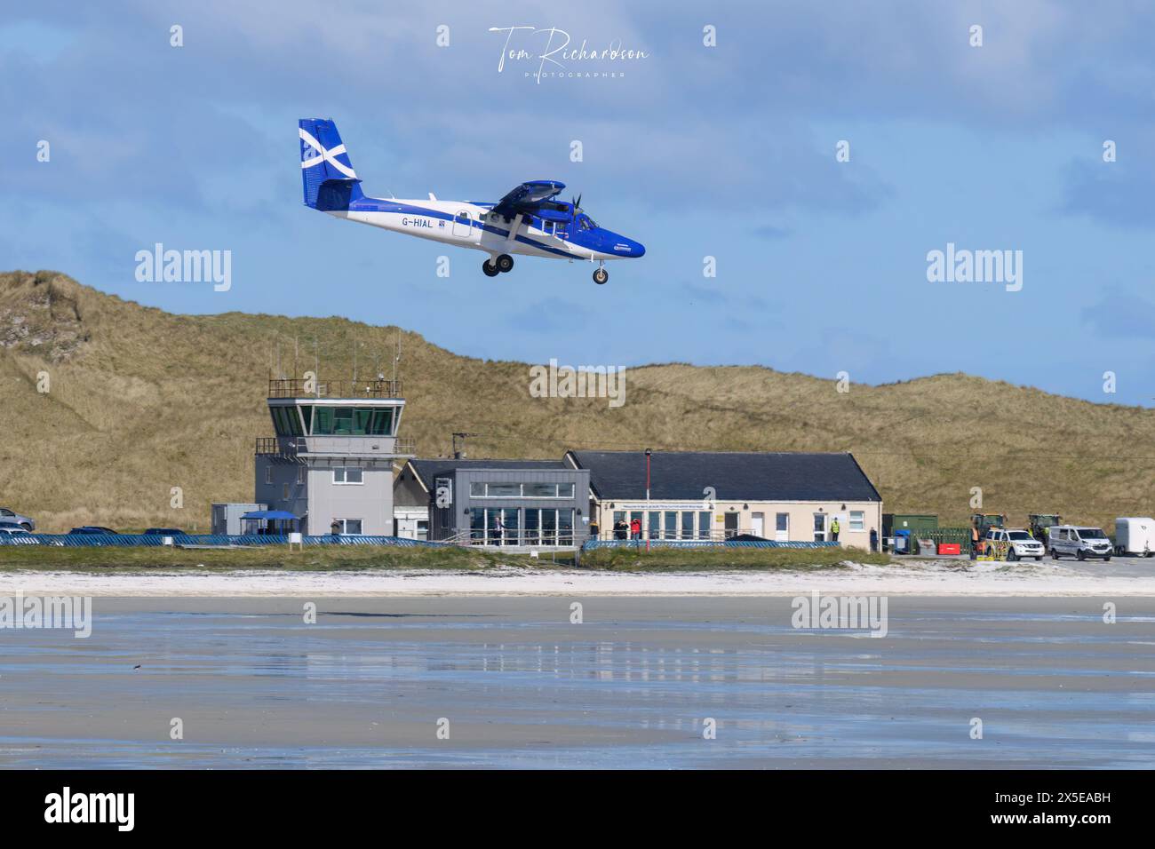 Ein Loganair DHC-6 Twin Otter landet am Flughafen Barra in den Äußeren Hebriden Schottlands. Stockfoto