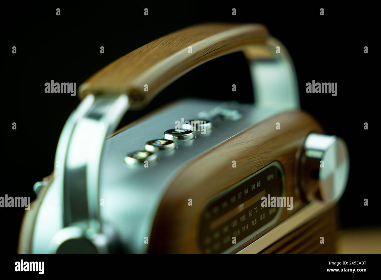 Vintage-Radiowiedergabetaste auf schwarzem Hintergrund Stockfoto