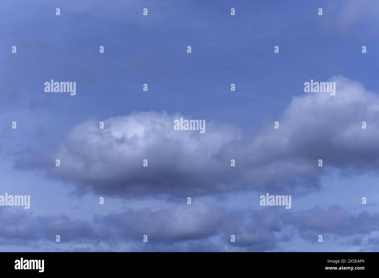 Eine Himmelslandschaft mit Wolken. Vektor flauschiger Texturhintergrund Stockfoto
