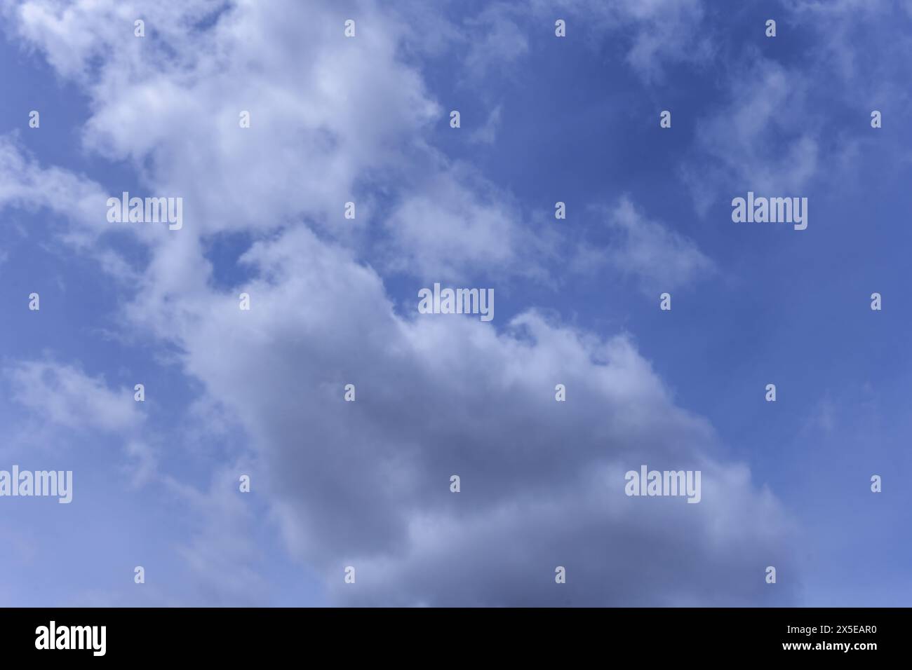 Eine Landschaft aus blauem Himmel mit weißen Wolken. Vektor flauschiger Texturhintergrund Stockfoto