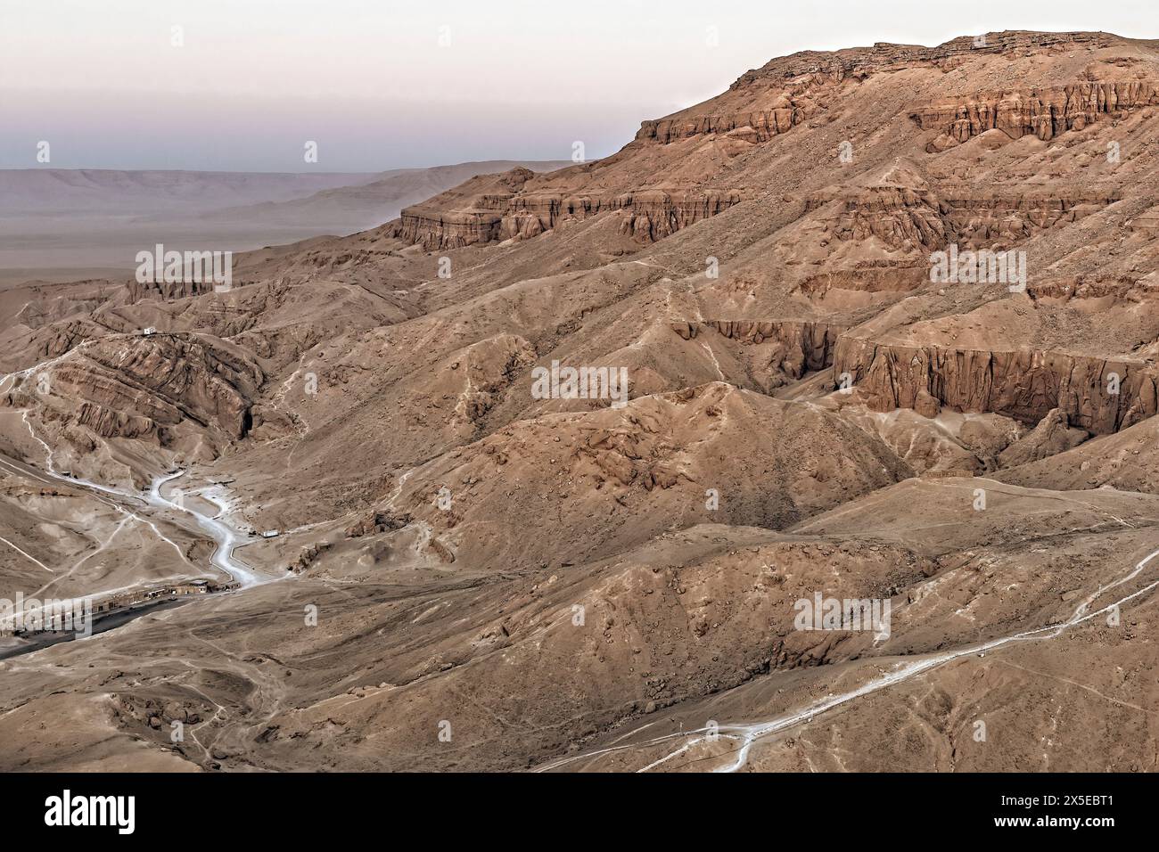 Die Wüstenausläufer, die die alten Reiche des Tals der Könige und Königinnen bilden, Luxor, Ägypten, Afrika. Stockfoto