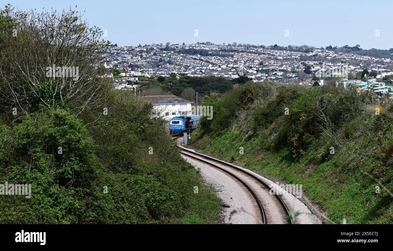 Das Midland Pullman passiert Goodrington auf der Dartmouth Steam Railway und fährt nach Kingswear, wobei Paignton im Hintergrund sichtbar ist. Stockfoto