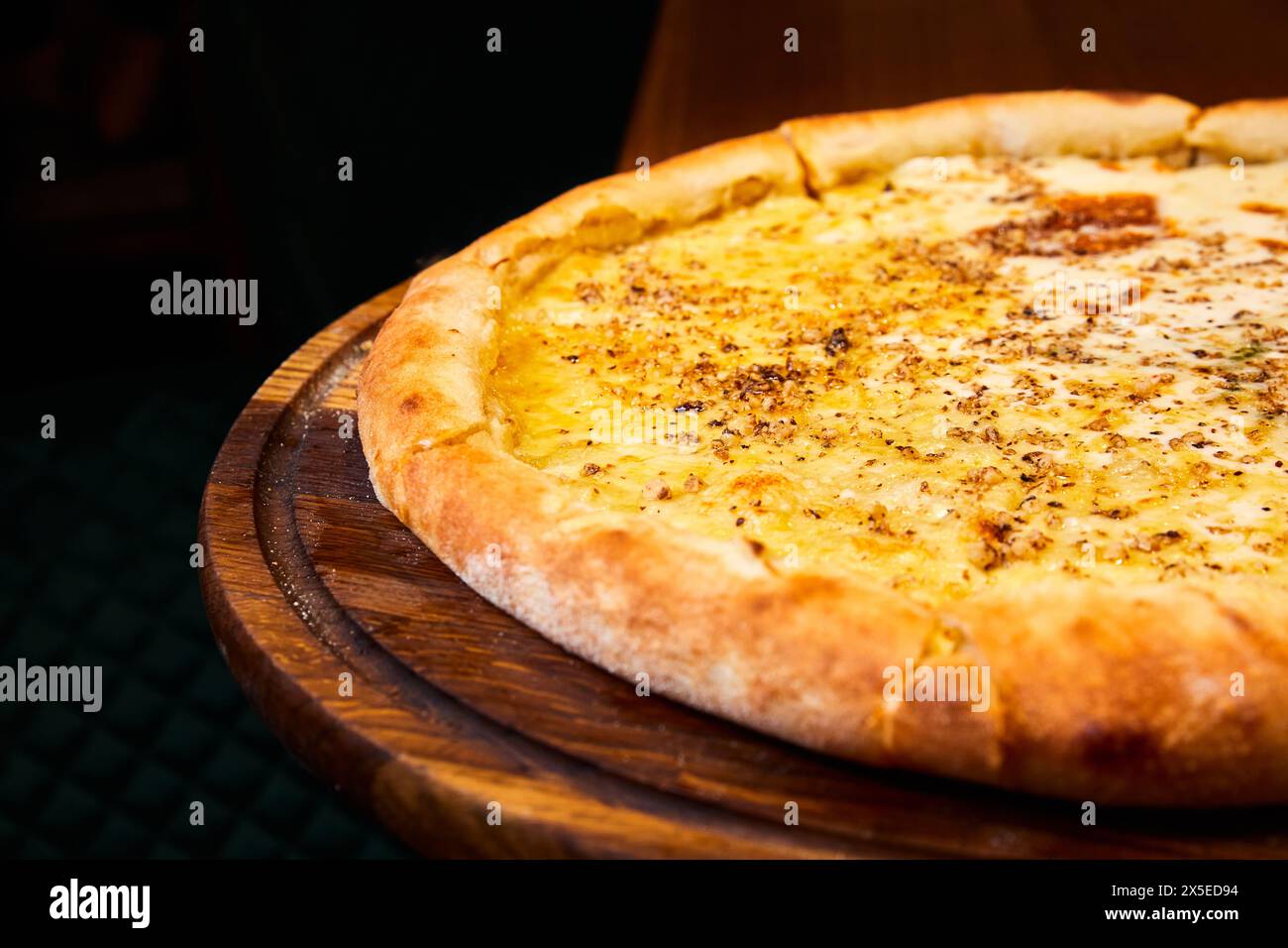 4 Käse-Pizza mit Mozzarella, Dor Blue, Cheddar, Parmesan und Walnüssen Stockfoto