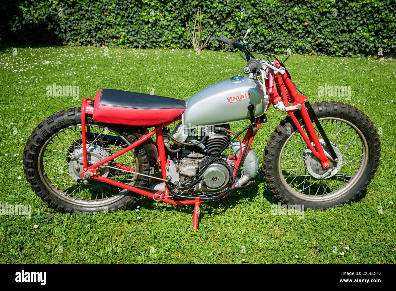 Ein altes Nougier Freres Motorrad, das restauriert wurde. Dieses Oldtimer-Motorrad aus den 1950er Jahren wurde für Moto Ball verwendet. Stockfoto