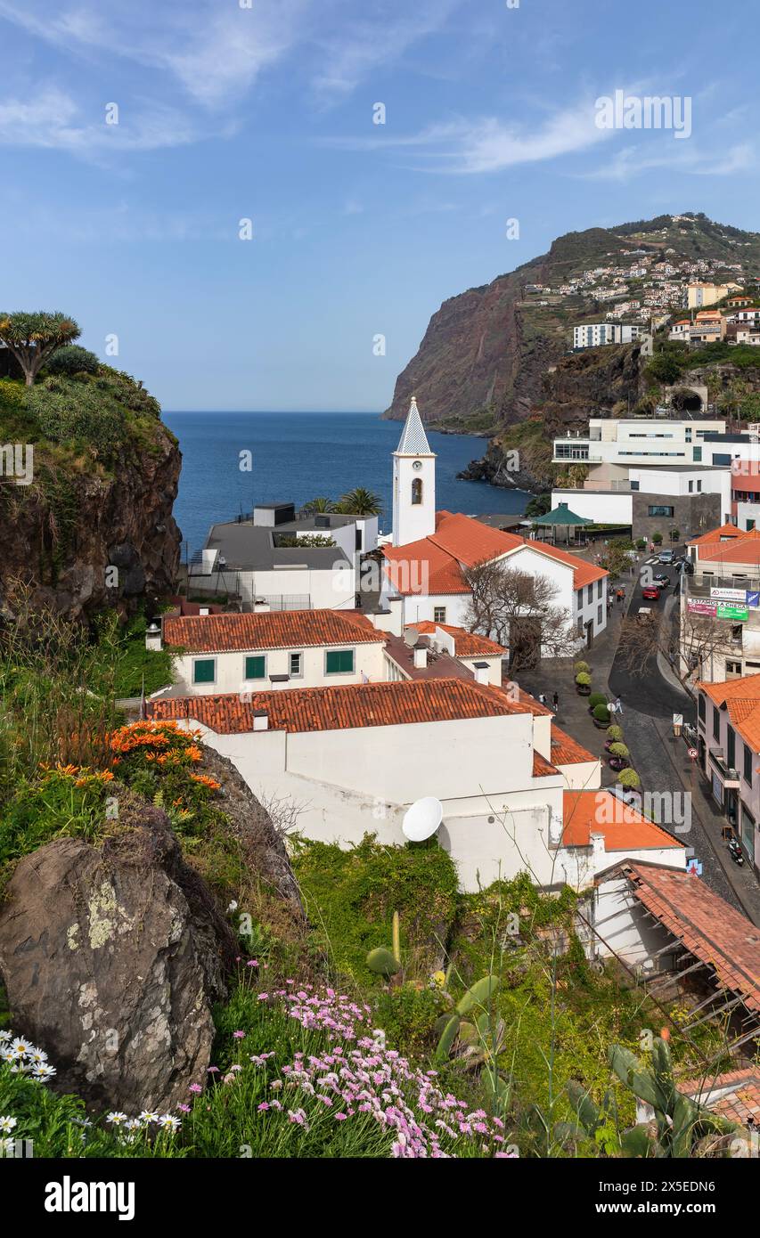 Blick auf Cabo Girao von Camara de Lobos aus. Die Kirche von São Sebastião im Vordergrund. Madeira-Inseln, Portugal Stockfoto