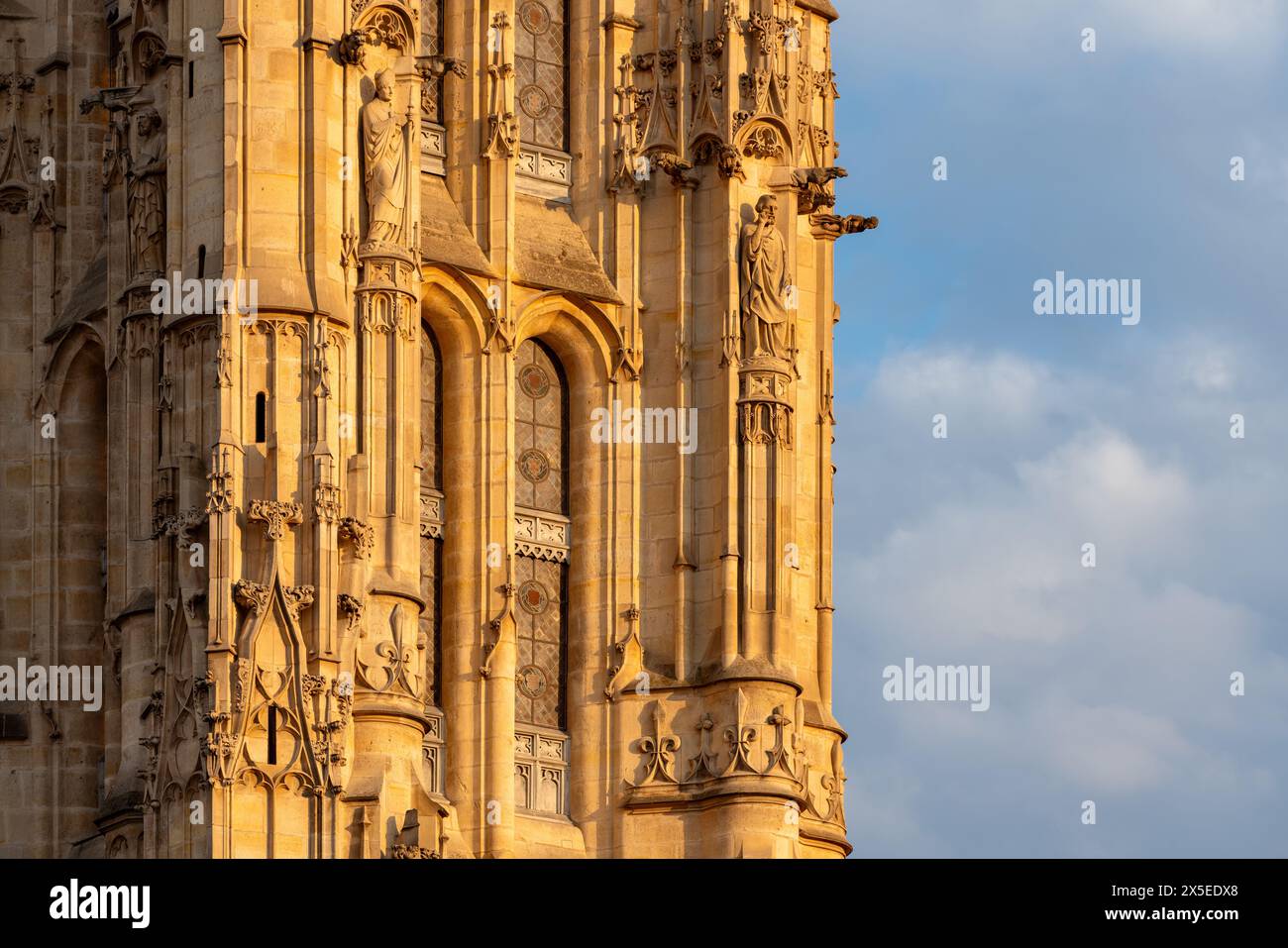 Besichtigen Sie Saint-Jacques (historisches Denkmal - UNESCO-Weltkulturerbe) aus nächster Nähe den Turm am rechten Ufer von Paris Stockfoto