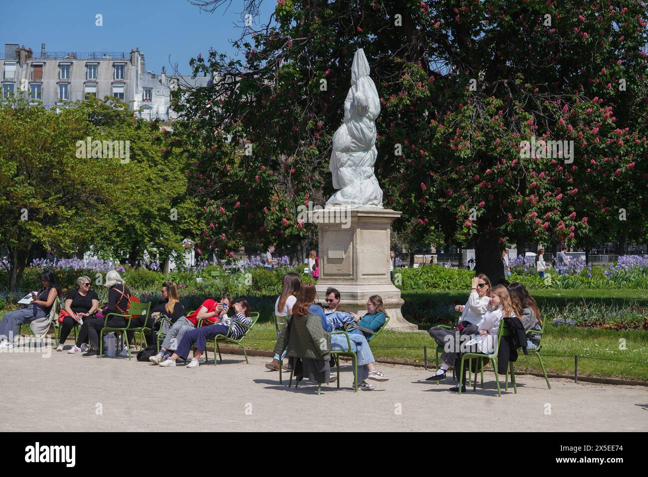 Paris, Frankreich. Mai 2024. Große Menschenmassen genießen die warme Frühlingssonne im Jardin des Tuileries in Paris. Quelle: amer Gazzal/Alamy Live News Stockfoto