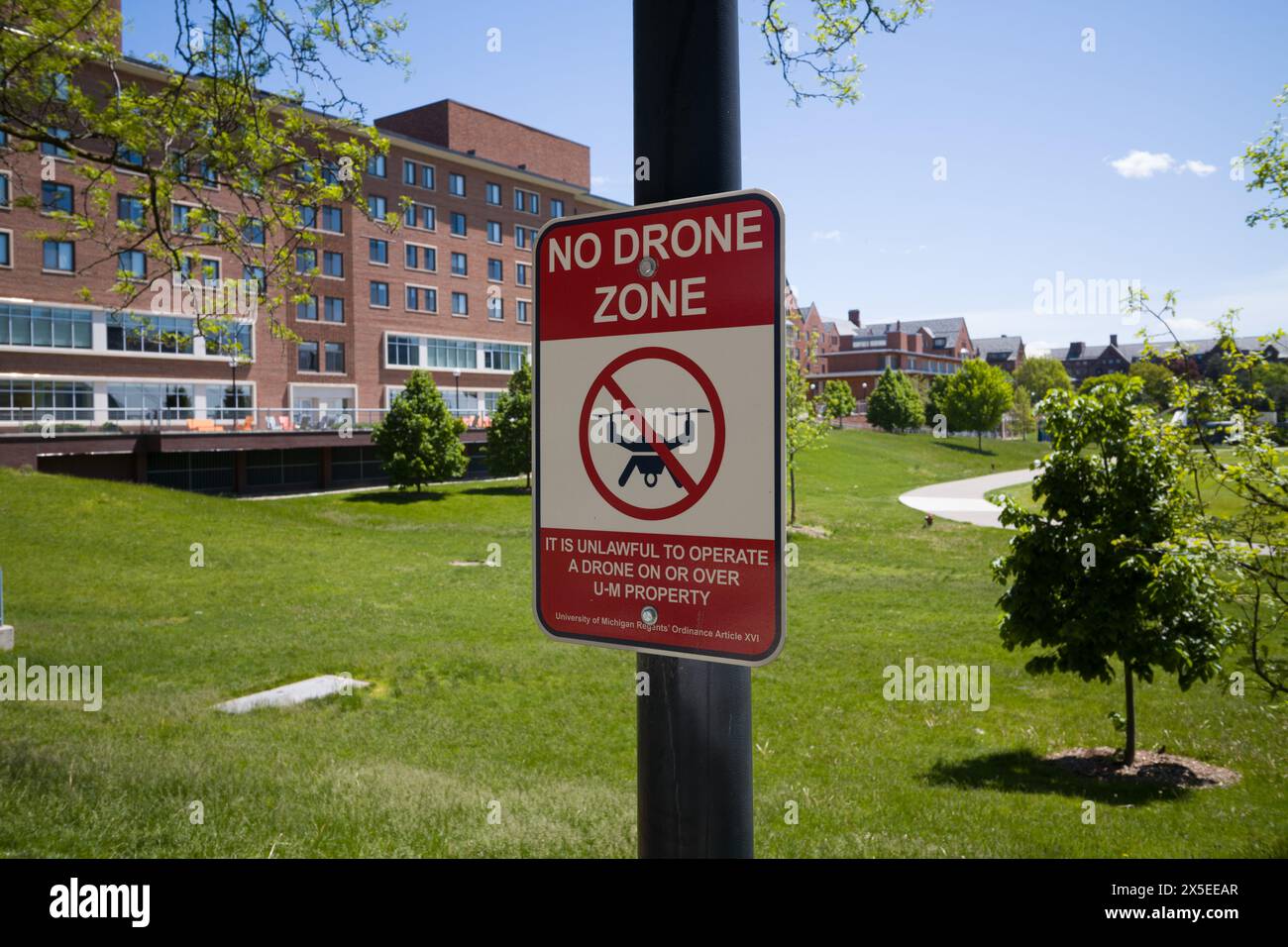 Kein Drohnenzone-Schild, das Drohnen auf dem Campus der University of Michigan, Ann Arbor Michigan USA, verbietet Stockfoto
