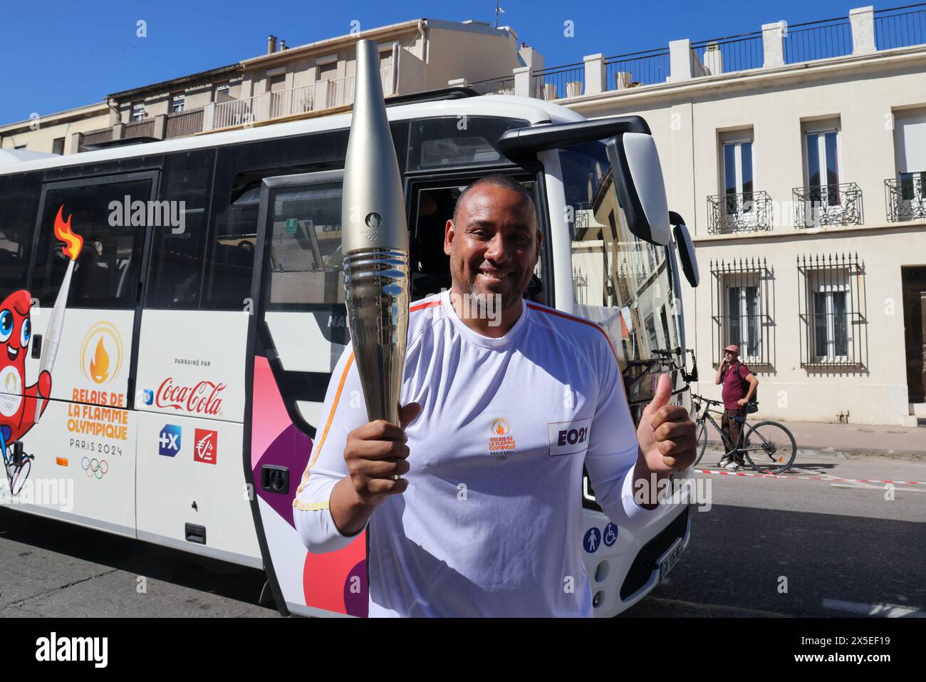 Marseille, Frankreich. Mai 2024. Sylvain Rostaing/Le Pictorium - erste olympische Fackelstaffel in Marseille - 09/05/2024 - Frankreich/Provence-Alpes-Cote d'Azur/Marseille - Basketballspieler Nando de Colo während der ersten olympischen Fackelstadien in Marseille. Mai 2024. Quelle: LE PICTORIUM/Alamy Live News Stockfoto