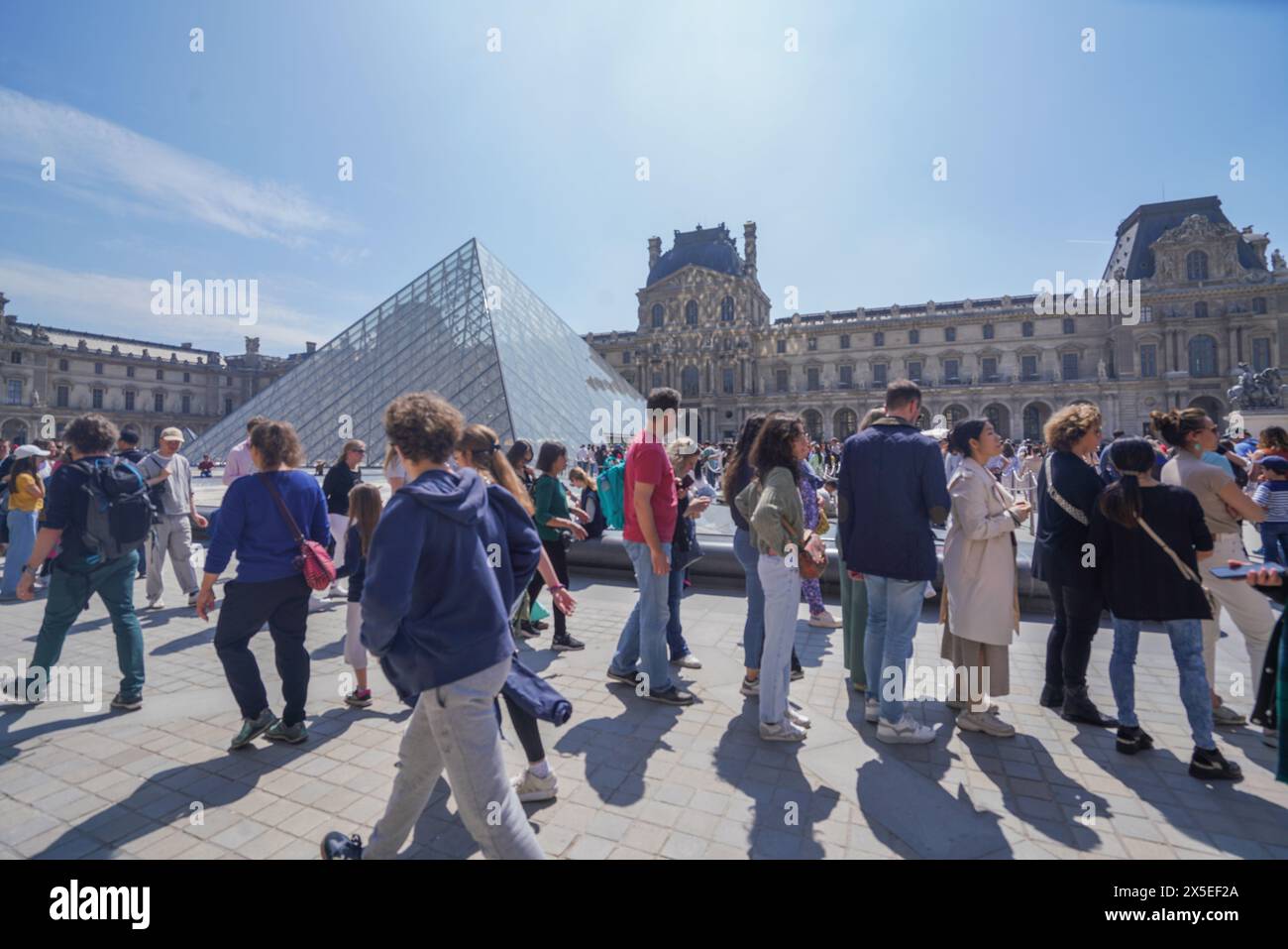 Paris, Frankreich. Mai 2024. Große Menschenmassen, die in der warmen Frühlingssonne im Louvre in Paris anstehen. Quelle: amer Gazzal/Alamy Live News Stockfoto