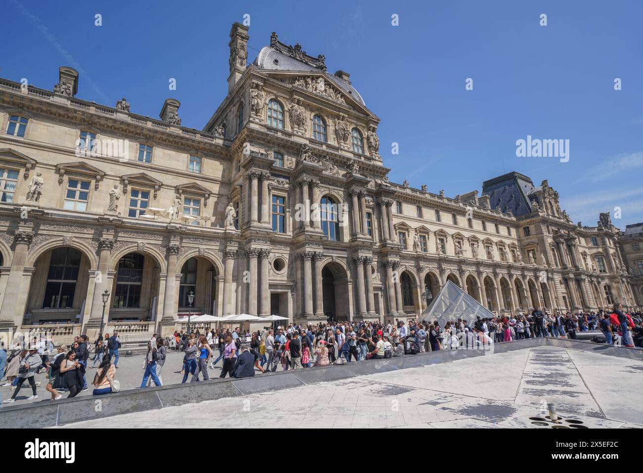 Paris, Frankreich. Mai 2024. Große Menschenmassen, die in der warmen Frühlingssonne im Louvre in Paris anstehen. Quelle: amer Gazzal/Alamy Live News Stockfoto
