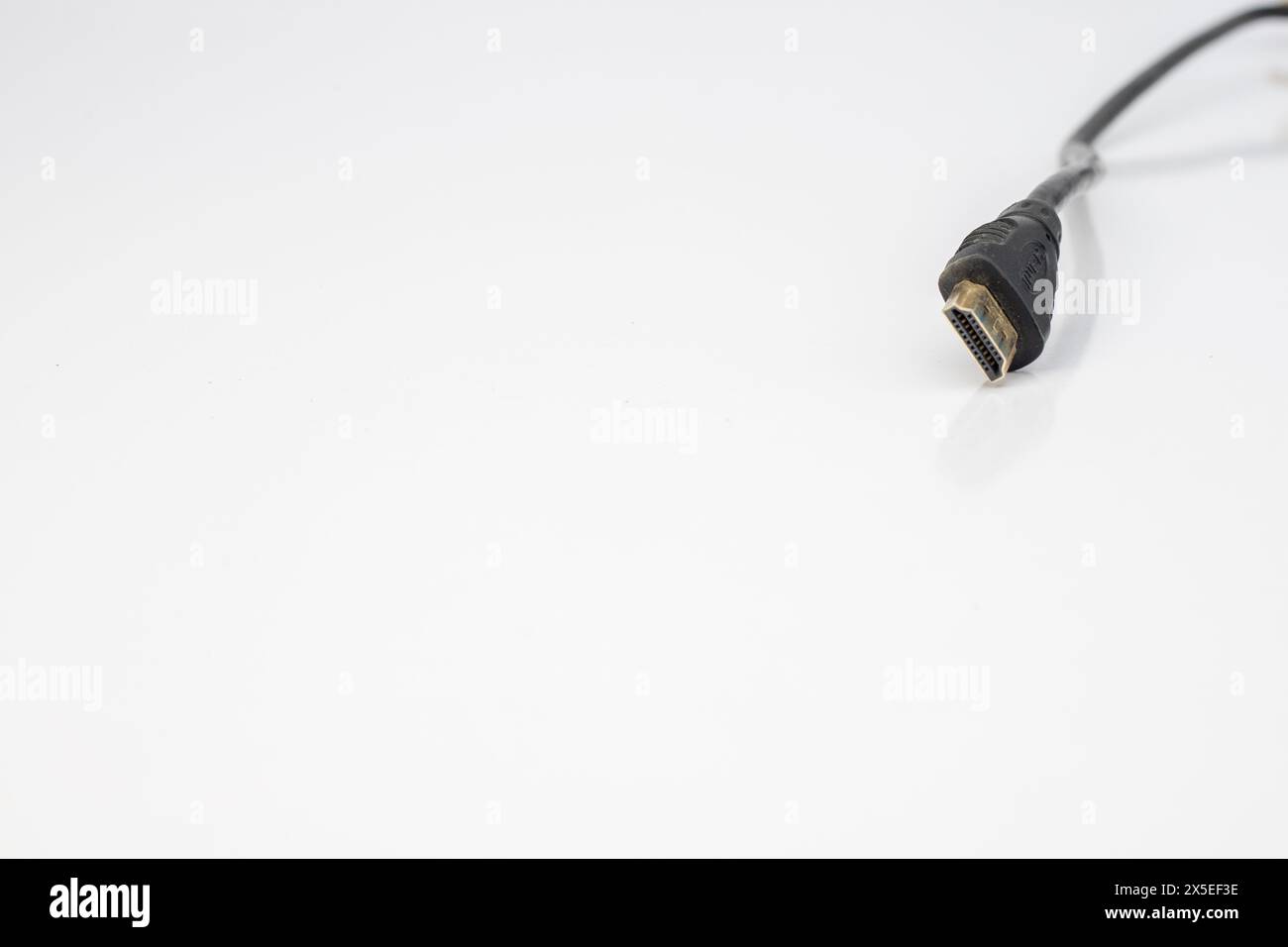 HDMI-Kabelanschluss isoliert auf weißem Hintergrund. Stockfoto