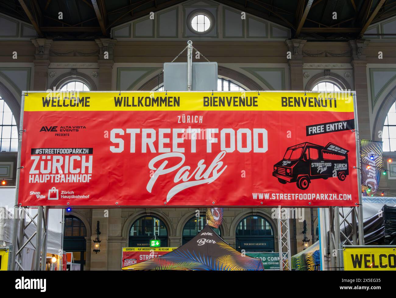 Zürich, Schweiz - 26. April 2024: Der Street Food Park Zürich ist ein beliebtes Street Food-Lokal in Zürich, Hauptbahnhof. Es bietet ein vibr Stockfoto