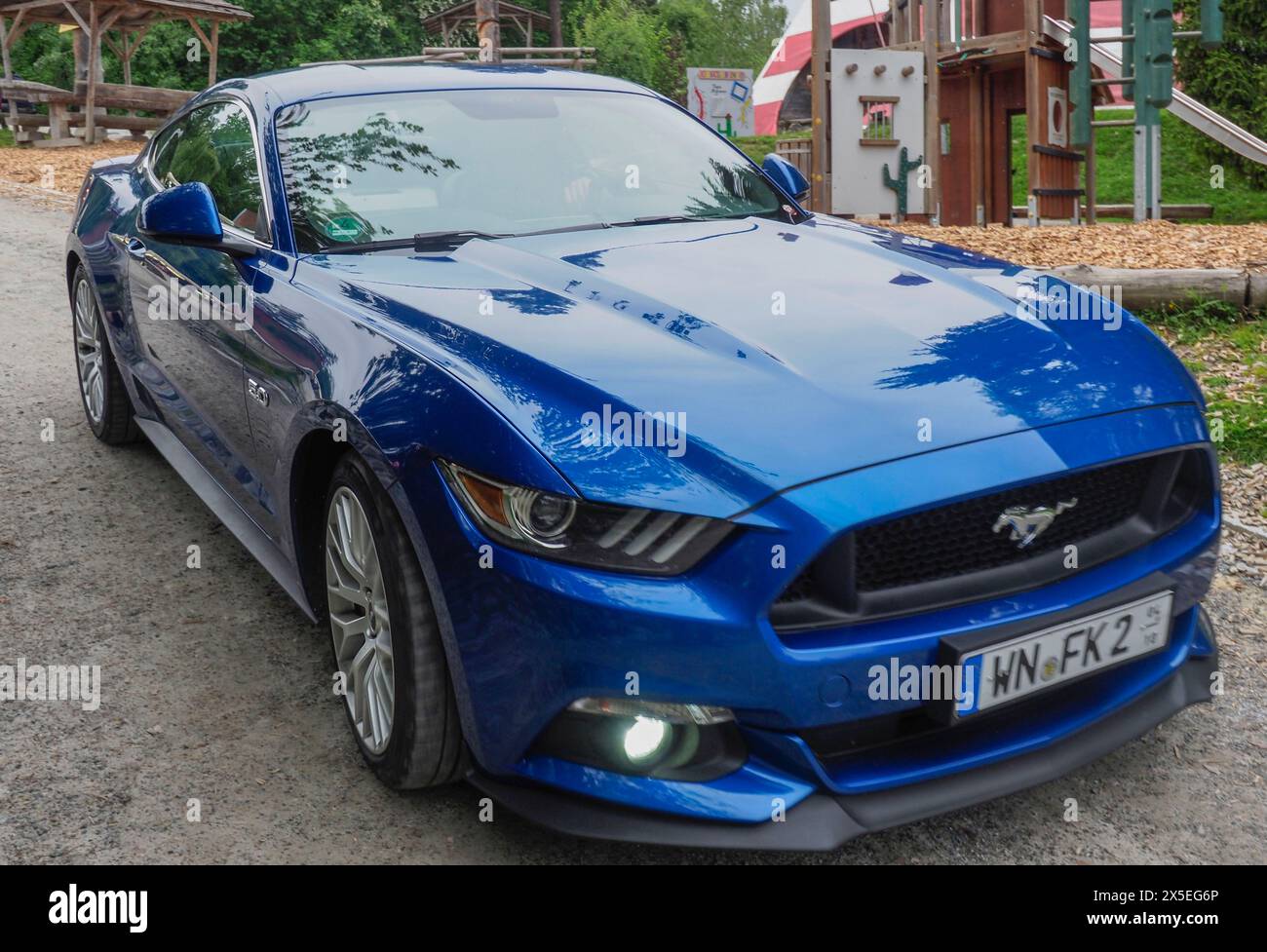 Eging Am See, Deutschland. Mai 2024. Ford Mustang GT sechste Generation nach der Neugestaltung mit einem 5,0-Motor. Die sechste Generation des Mustang wurde 2013 eingeführt und am 14. September 2022 wurde die siebte Generation des legendären Autos vorgestellt. Eine traditionelle Ausstellung amerikanischer Oldtimer begann im Unterhaltungskomplex Pullman City in Eging-am-See, Deutschland. Traditionell nehmen an dieser Show Autobegeisterte aus Deutschland, Österreich und der Schweiz Teil. In diesem Jahr wurde zum ersten Mal ein seltenes US-Auto aus der Ukraine vorgestellt. Quelle: SOPA Images Limited/Alamy Live News Stockfoto