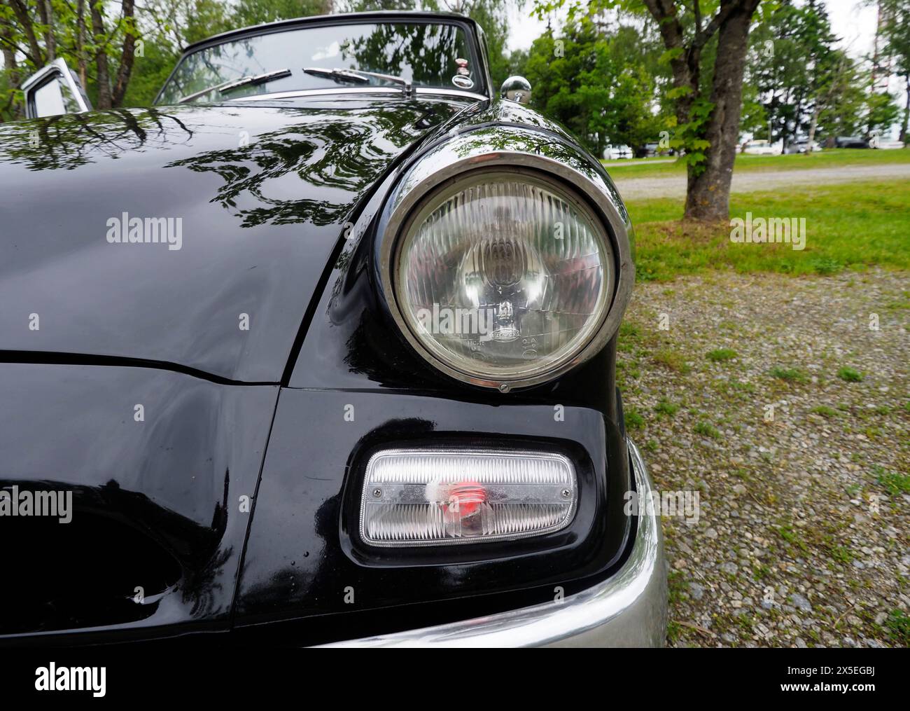 Eging Am See, Deutschland. Mai 2024. Linker Scheinwerfer und Vorderteil eines Studebaker President aus dem Jahr 1955. Der Studebaker President war das führende Automobilmodell der Studebaker Corporation. Eine traditionelle Ausstellung amerikanischer Oldtimer begann im Unterhaltungskomplex Pullman City in Eging-am-See, Deutschland. Traditionell nehmen an dieser Show Autobegeisterte aus Deutschland, Österreich und der Schweiz Teil. In diesem Jahr wurde zum ersten Mal ein seltenes US-Auto aus der Ukraine vorgestellt. (Foto: Igor Golovniov/SOPA Images/SIPA USA) Credit: SIPA USA/Alamy Live News Stockfoto