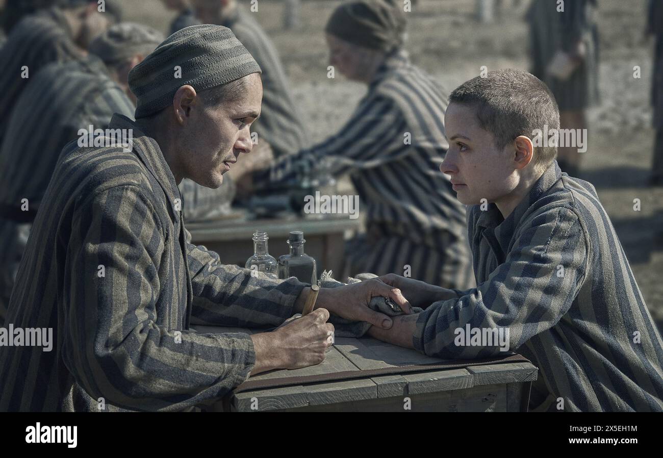 Der Tätowierer von Auschwitz Jonah Hauer-King und Anna Prochniak Stockfoto