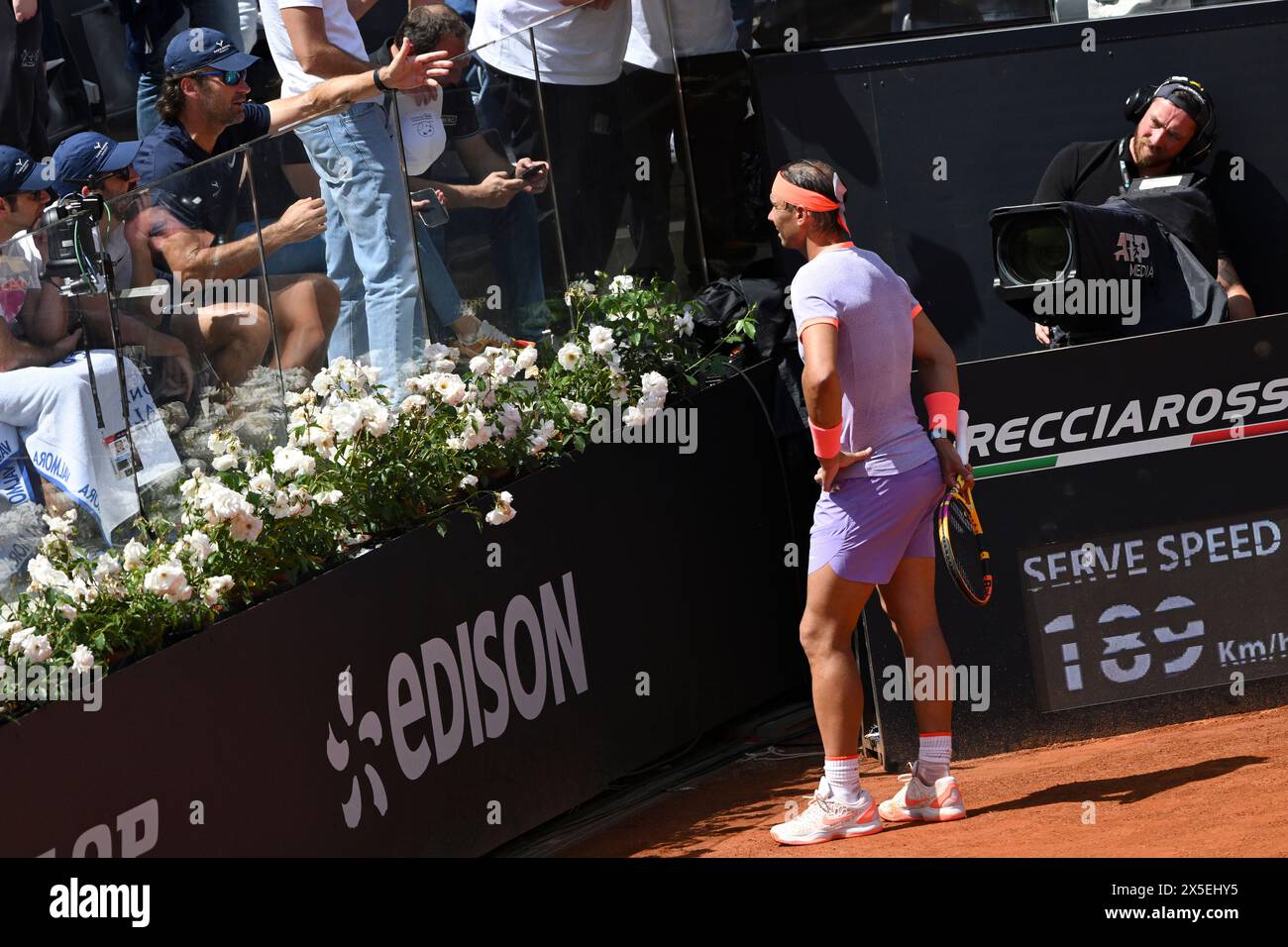 Rom, Italien. Mai 2024. Rafael Nadal aus Spanien (r) spricht mit seinem Trainer Carlos Moya während des Spiels gegen Zizou Bergs aus Belgien beim Internazionali BNL d’Italia 2024 Tennis Turnier im Foro Italico in Rom, Italien am 9. Mai 2024. Quelle: Insidefoto di andrea staccioli/Alamy Live News Stockfoto