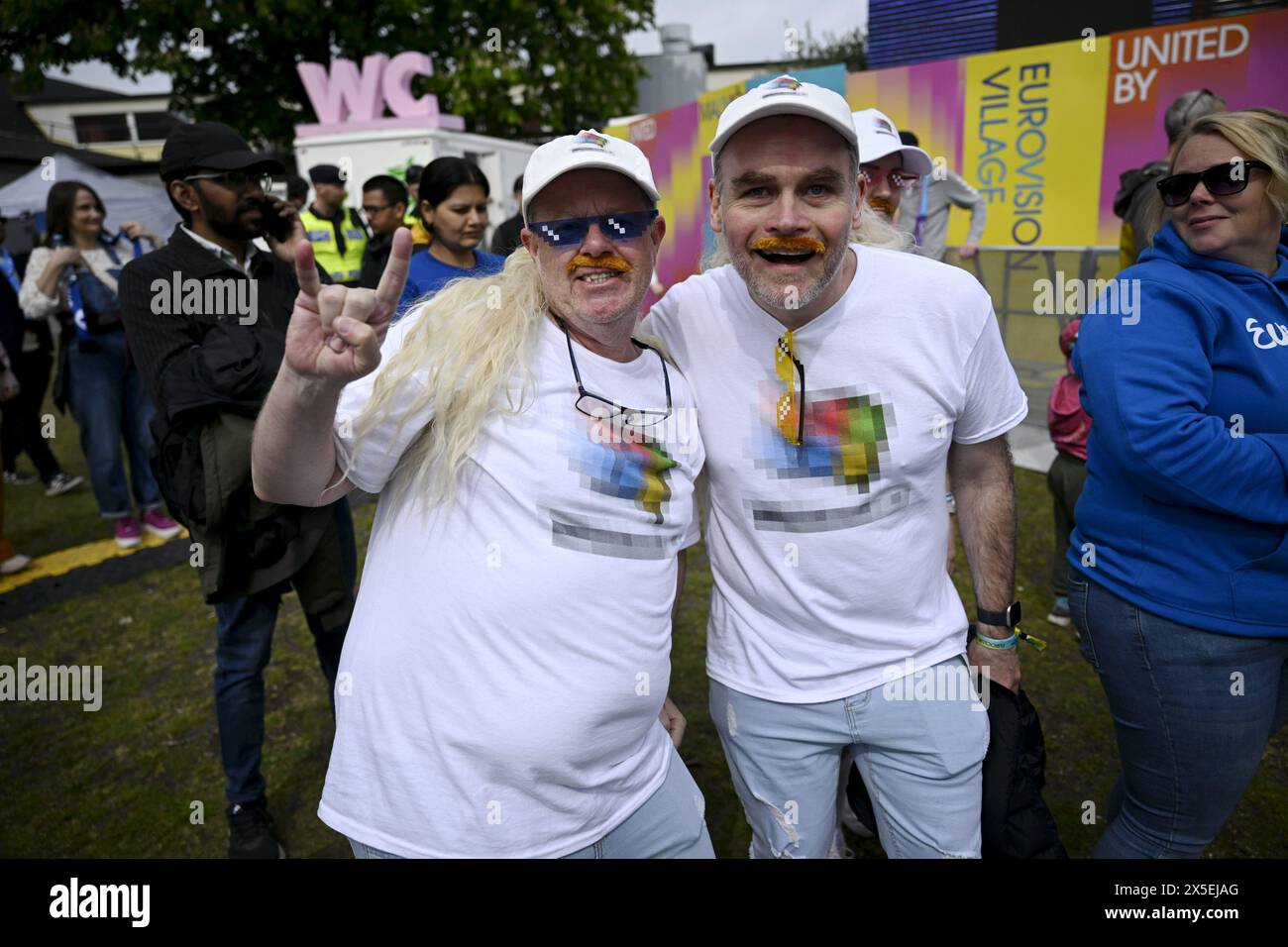 Australische Fans des Eurovision Contests hören den bildenden Künstler und DJ Teemu Keisteri aka Windows95man und Sänger Henri Piispanen, die Finnland repräsentieren, während sie im Folkets Park auftreten, der am 9. Mai 2024 in das Eurovision Village in Malmö, Schweden, umgewandelt wurde. (Foto: ANTTI AIMO-KOIVISTO/LEHTIKUVA/SIPA USA) Credit: SIPA US/Alamy Live News Stockfoto