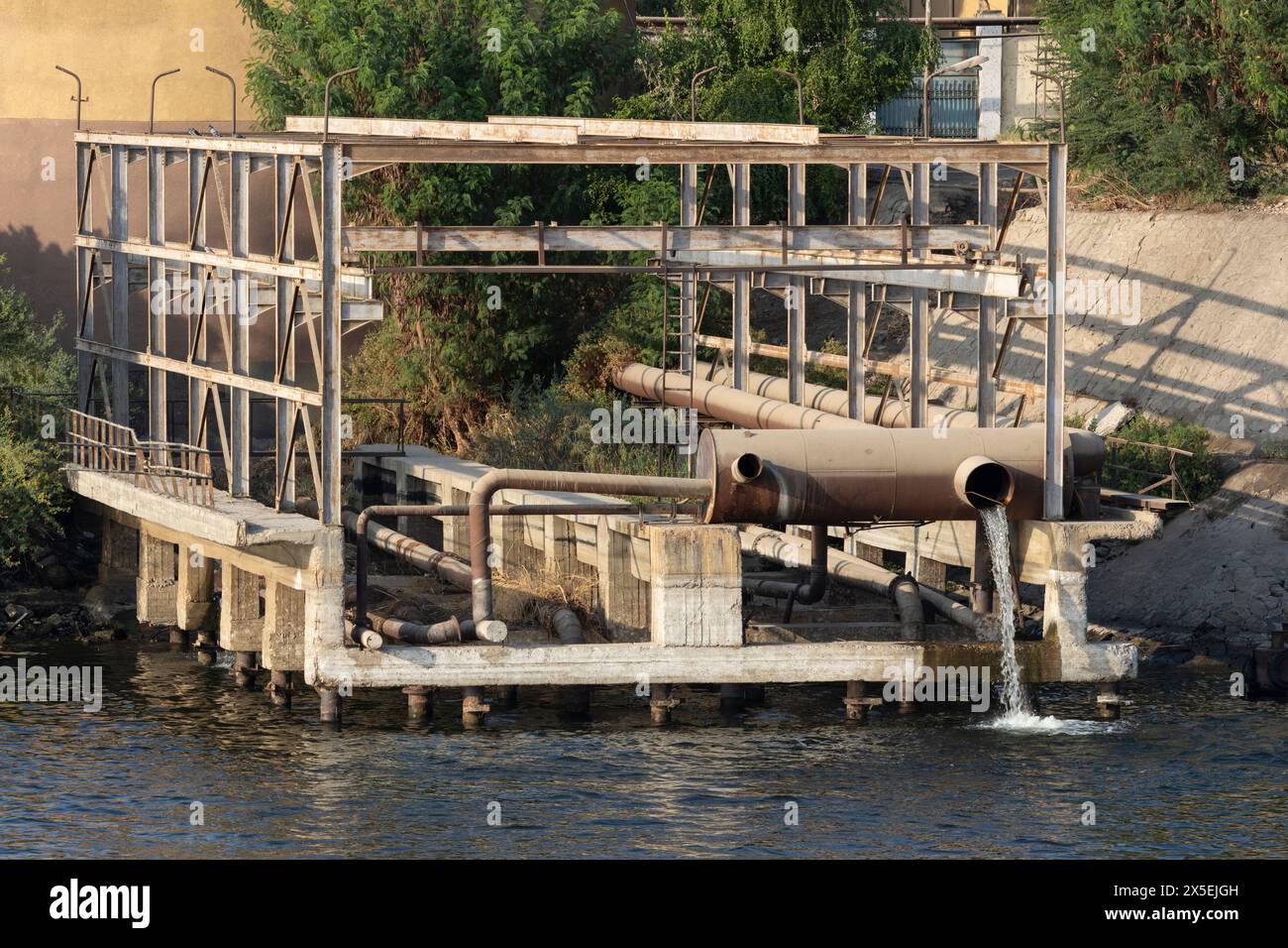 Teil einer Pumpstation des Nils für Bewässerung und Wasserkontrolle entlang des Flussdeltas in Ägypten. Stockfoto