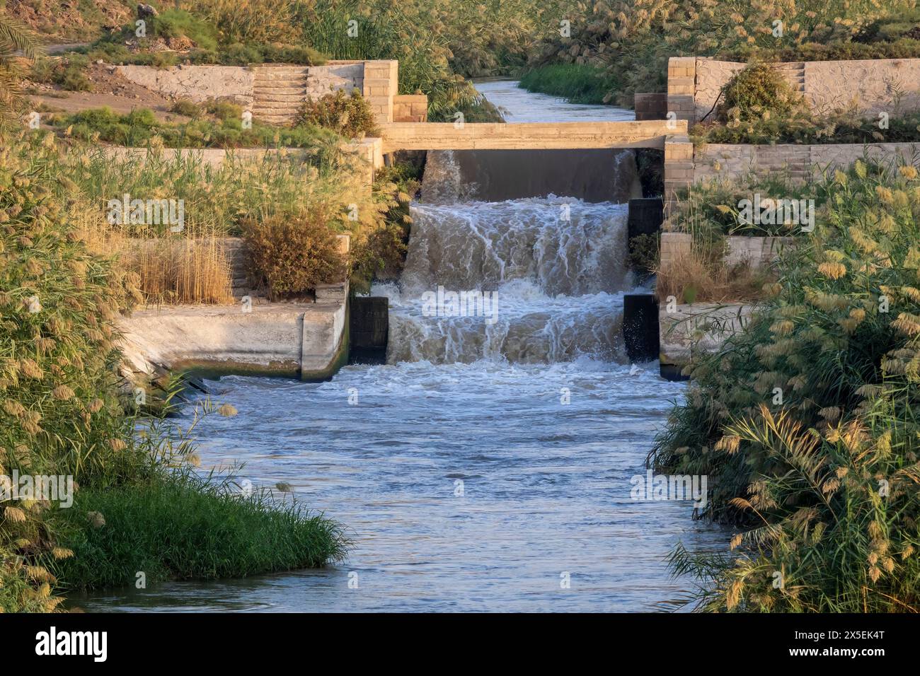 Ein Beispiel für Bewässerungssysteme entlang des Nils, die das Nildelta fruchtbar und produktiv halten, Ägypten. Stockfoto