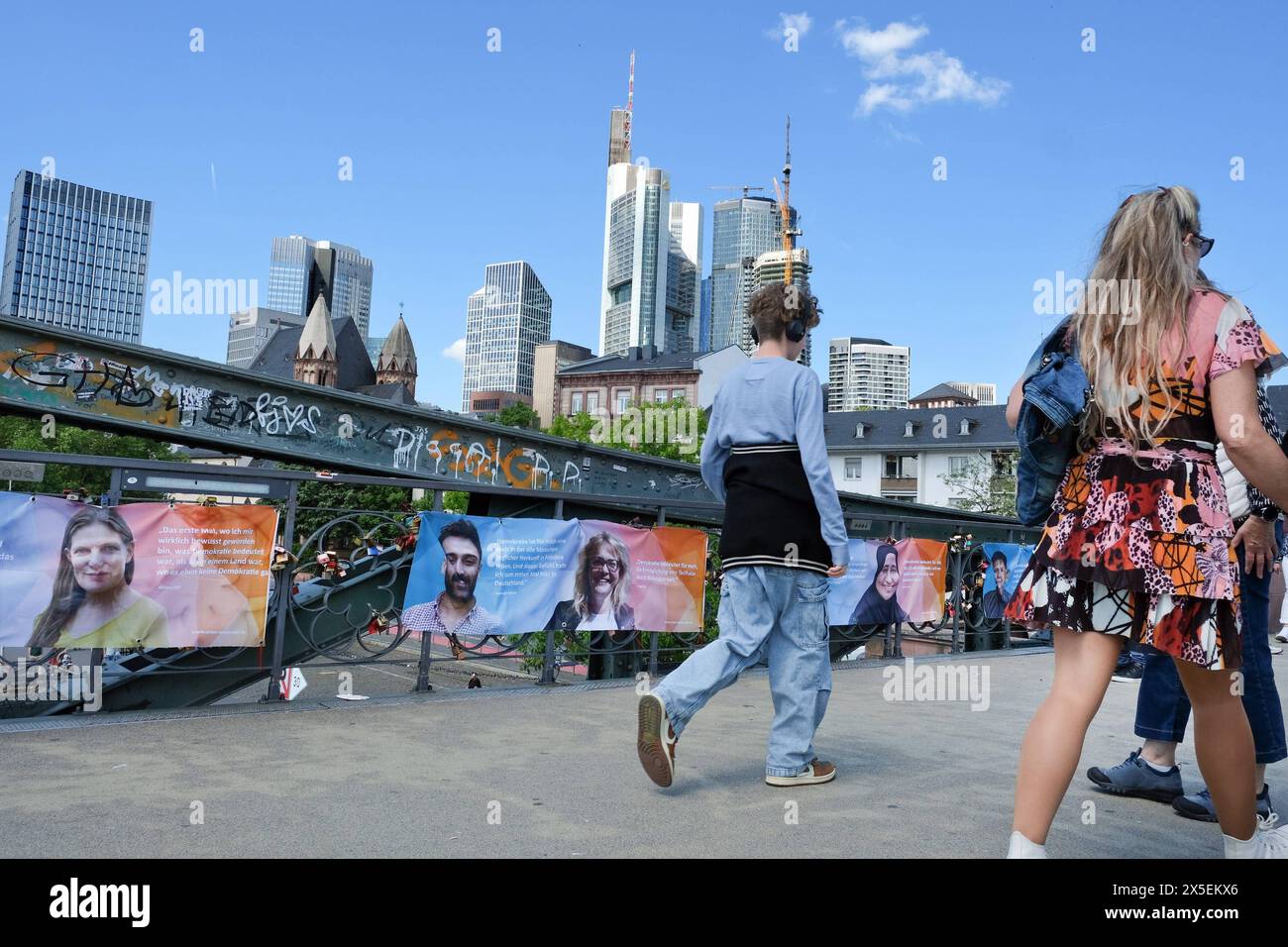 09.05.2024, Frankfurt, DEU Open-Air-Ausstellung auf dem Eisernen Steg von Wolf Kunik und Felix Volppin Frankfurt, Interreligiöse und interkulturelle Begegnung der Gruppe unter einem Zelt *** 09 05 2024, Frankfurt, DEU Open-Air-Ausstellung auf der Eisernen Fußbrücke von Wolf Kunik und Felix Volppin Frankfurt, interreligiöse und interkulturelle Begegnung der Gruppe unter einem Zelt Stockfoto