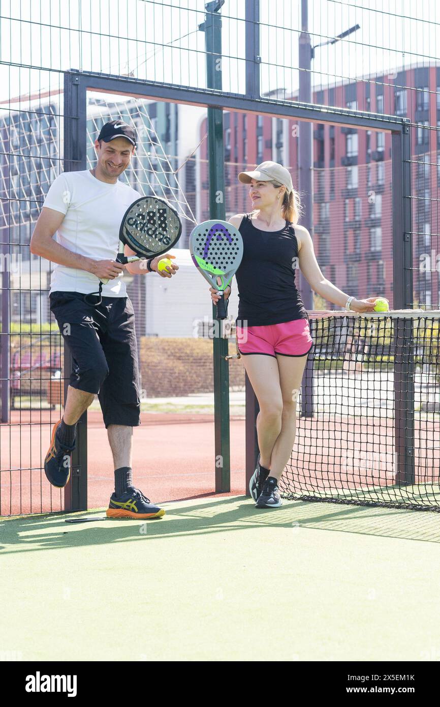 Ukraine Kiew, 02. April 2024. Padel Training Coach in einer Sitzung, Mentoring einer Schülerin, Förderung der Kompetenzentwicklung und eines positiven Lernens Stockfoto