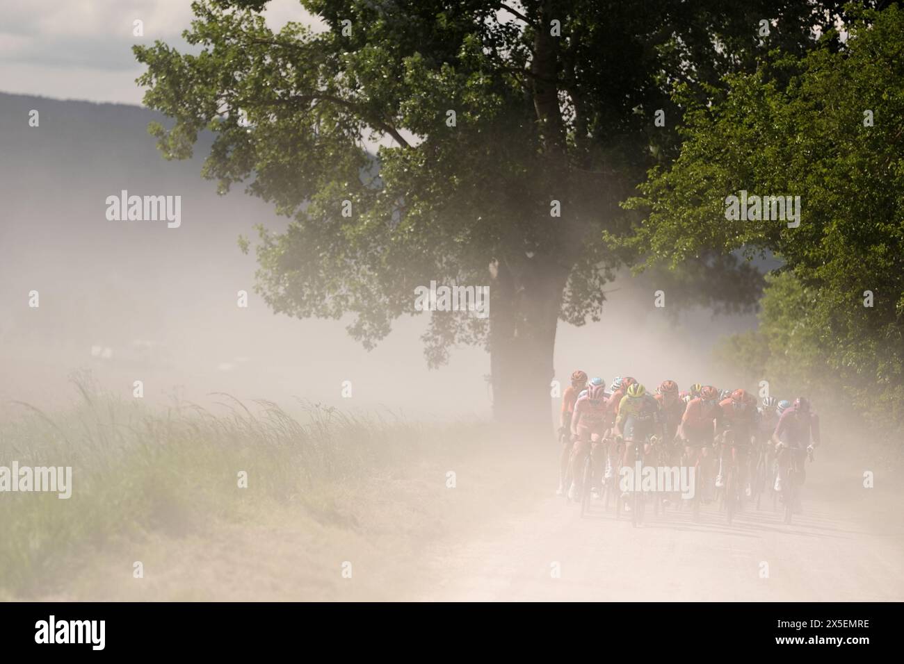 Das Pack fährt während der 6. Etappe des Giro d'Italia von Viareggio nach Rapolano Terme, Italien. Mai 2024. (Foto: Fabio Ferrari/LaPresse) Credit: LaPresse/Alamy Live News Stockfoto