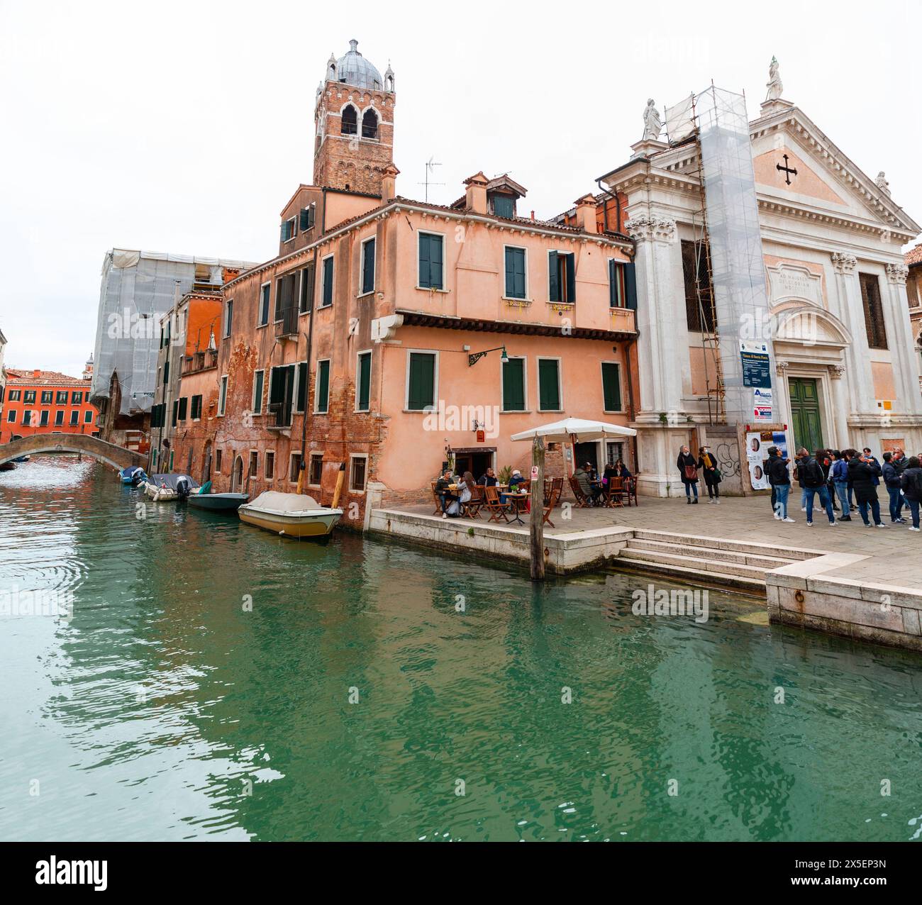 Venedig, Italien - 2. April 2022: Santa Fosca ist eine Kirche in der Sestiere von Cannaregio von Venezia. Neben der Strada Nova liegt sie gegenüber dem Lager Stockfoto