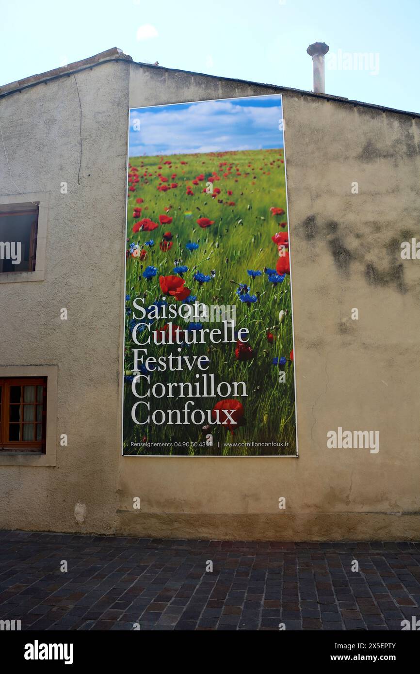 CORNILLON-CONFOUX (NAHE SALON DE PROVENCE, FRANKREICH) Stockfoto