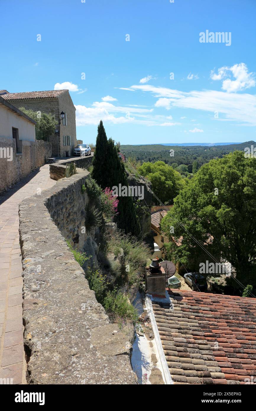 CORNILLON-CONFOUX (NAHE SALON DE PROVENCE, FRANKREICH) Stockfoto