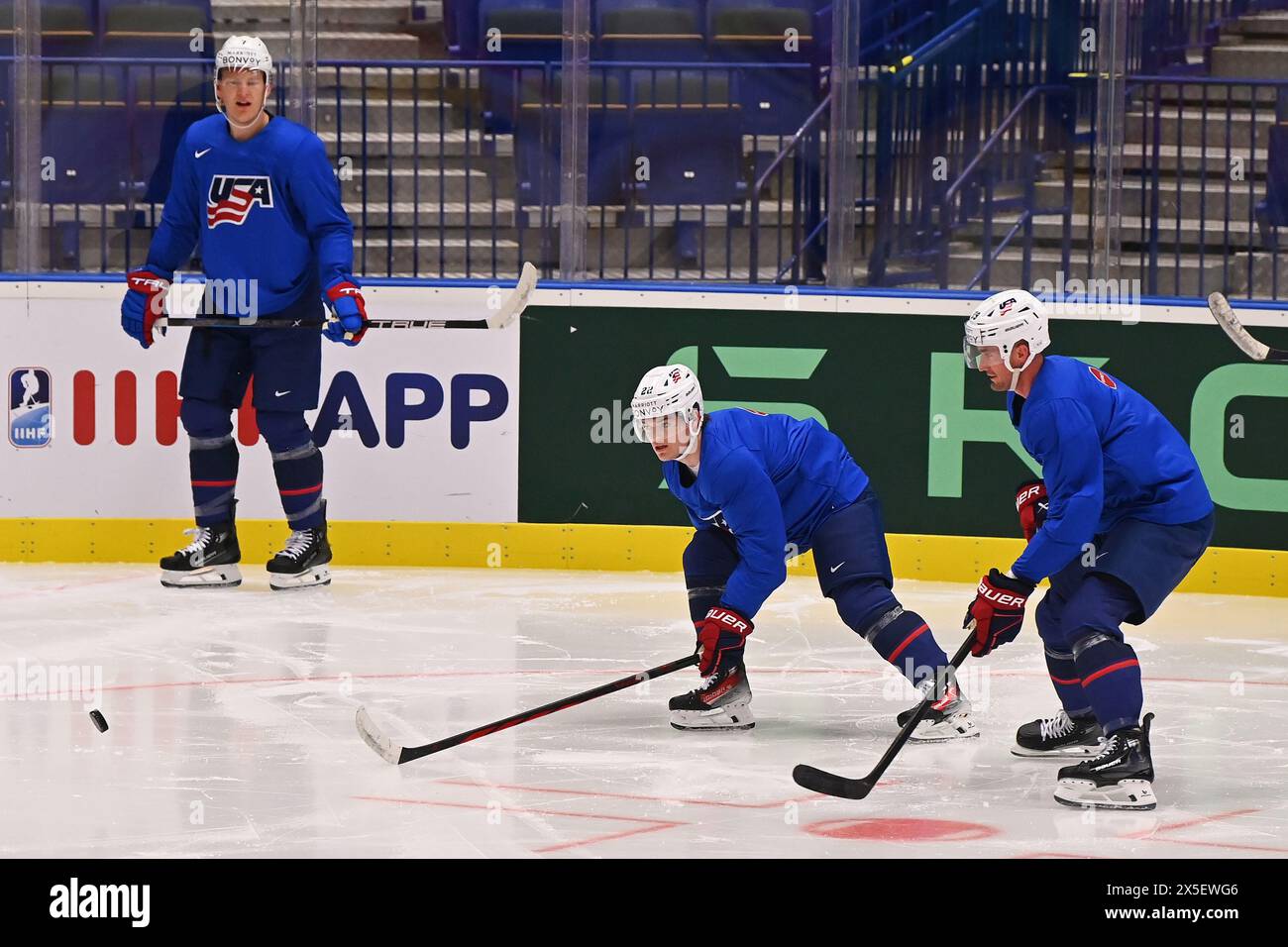 Ostrava, Tschechische Republik. Mai 2024. L-R Matthew Tkachuk, Cole Caufield und Brock Nelson nehmen am 9. Mai 2024 an der US-Eishockeynationalmannschaft Teil, bevor die IIHF-Weltmeisterschaft 2024 in Ostrava, Tschechien, startet. Quelle: Jaroslav Ozana/CTK Photo/Alamy Live News Stockfoto