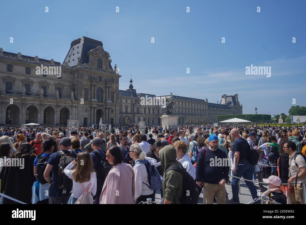Paris, Frankreich. Mai 2024. Große Menschenmassen stehen im Louvre in Paris an. Quelle: amer Gazzal/Alamy Live News Stockfoto