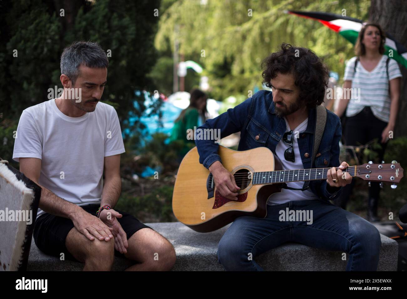 Madrid, Madrid, Spanien. Mai 2024. Spanische Musiker der Band Vetusta Morla singen für die Studenten, die im Studentenlager bleiben, und fordern, dass der Völkermord mit dem palästinensischen Volk beendet wird. Auf dem Campus der Complutense University of Madrid (UCM) errichteten die Studenten ein unbefristetes Lager mit dem Ziel, ihre Unterstützung für das palästinensische Volk zu zeigen und die Beendigung des Konflikts im Gazastreifen zu fordern. (Kreditbild: © Luis Soto/ZUMA Press Wire) NUR REDAKTIONELLE VERWENDUNG! Nicht für kommerzielle ZWECKE! Stockfoto