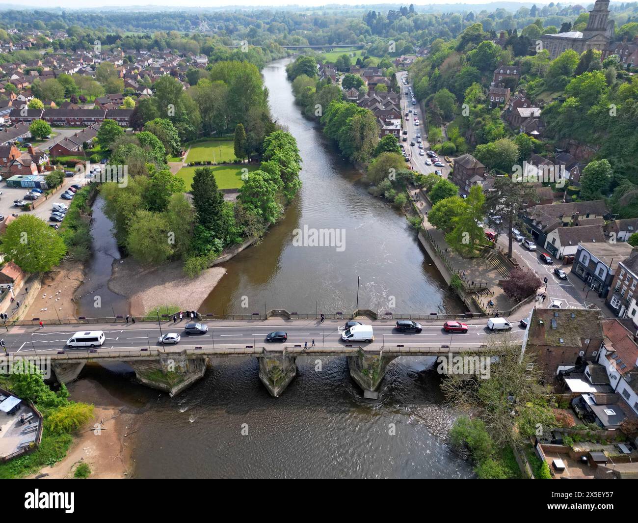 Drohnenfoto der Stadt, der Bridgnorth Bridge und des River Severn in Bridgnorth, Shropshire, Mai 2024 Stockfoto