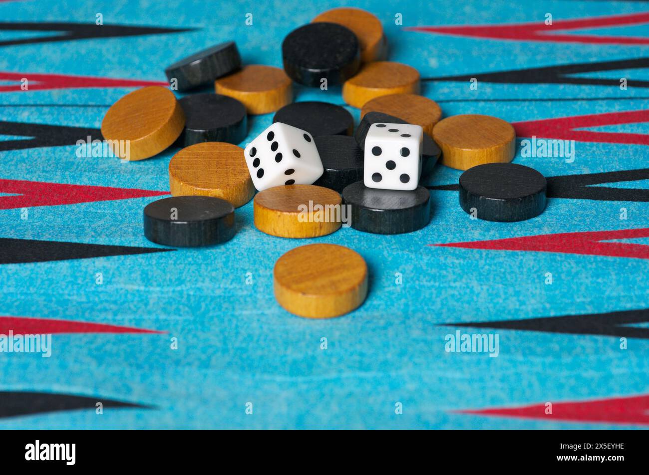Schachfiguren und Würfel auf einem Backgammon-Brett Stockfoto