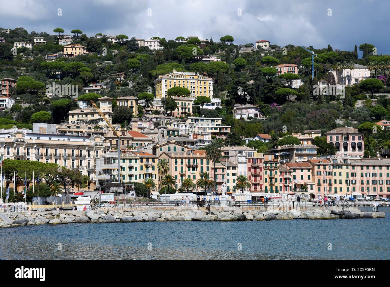 Boote im Hafen und hübsche pastellfarbene Gebäude, Santa Margherita Ligure, Genua, Italien Stockfoto