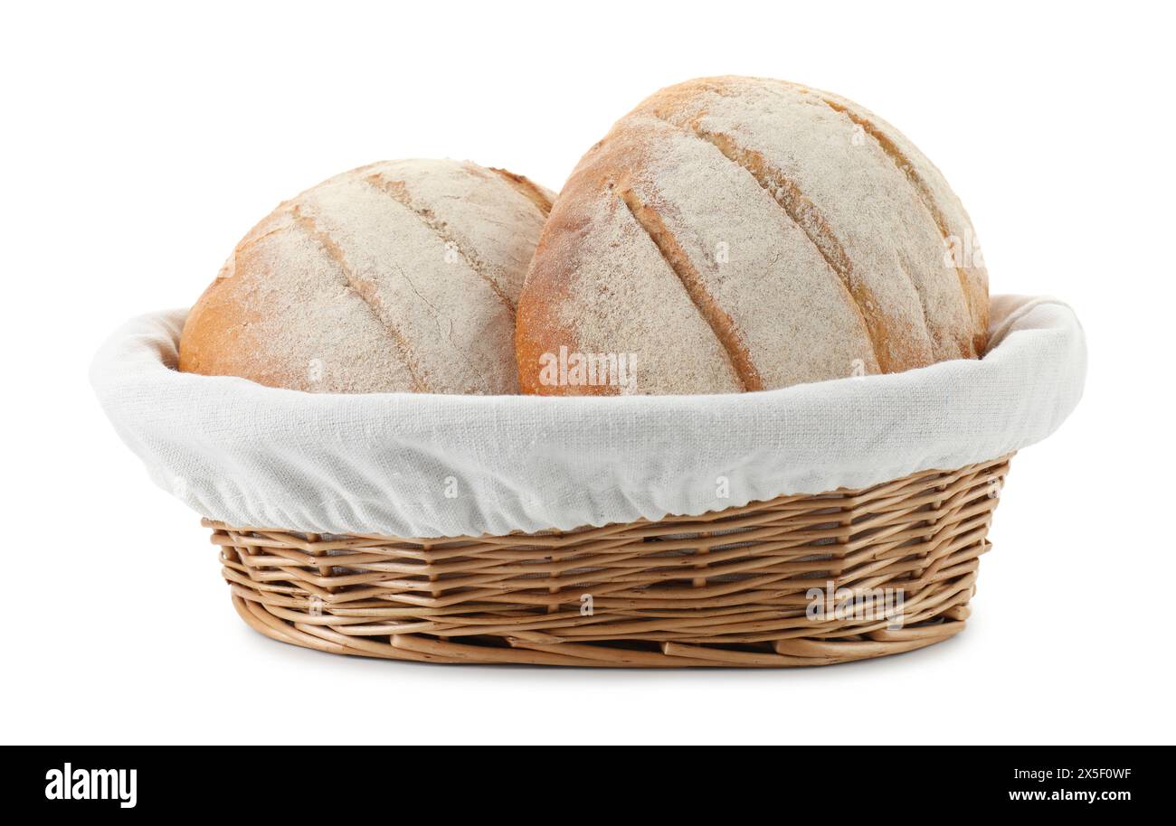 Korb mit frischem Brot isoliert auf weiß Stockfoto