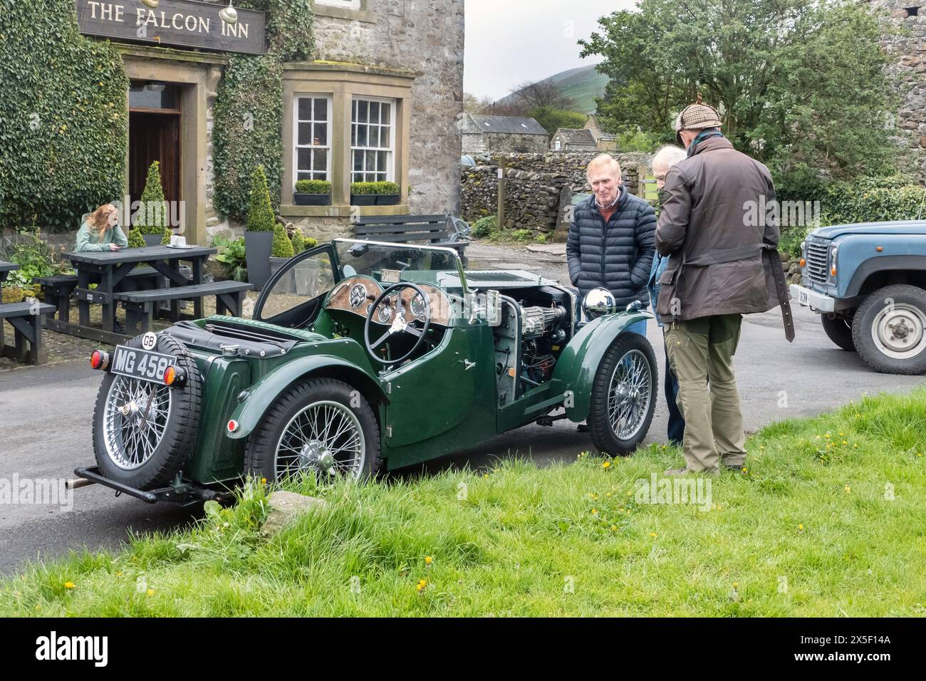 Vintage MG in einem Pub in den Yorkshire Dales 2024 Stockfoto