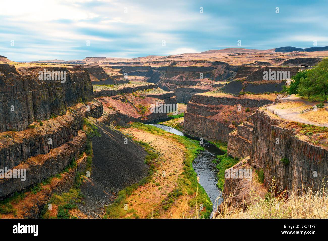 Ein Blick vom Aussichtspunkt über den Palouse Falls State Park auf den Canyon und den Fluss im Sommer im Staat Washington, USA Stockfoto