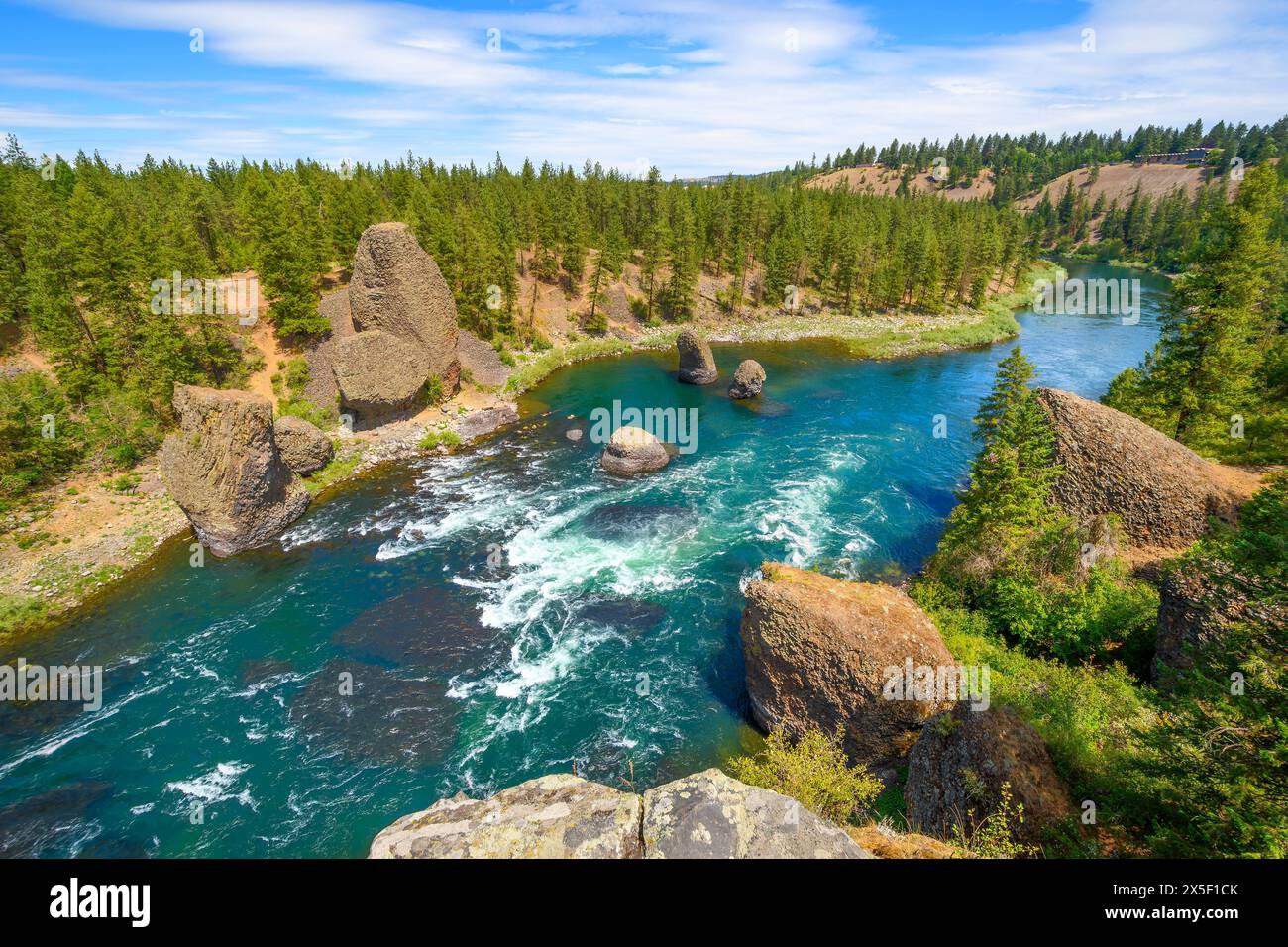 Blick vom Aussichtspunkt auf die riesigen Felsbrocken am Spokane River bei Bowl und Pitcher im Riverside State Park in Spokane Washington Stockfoto