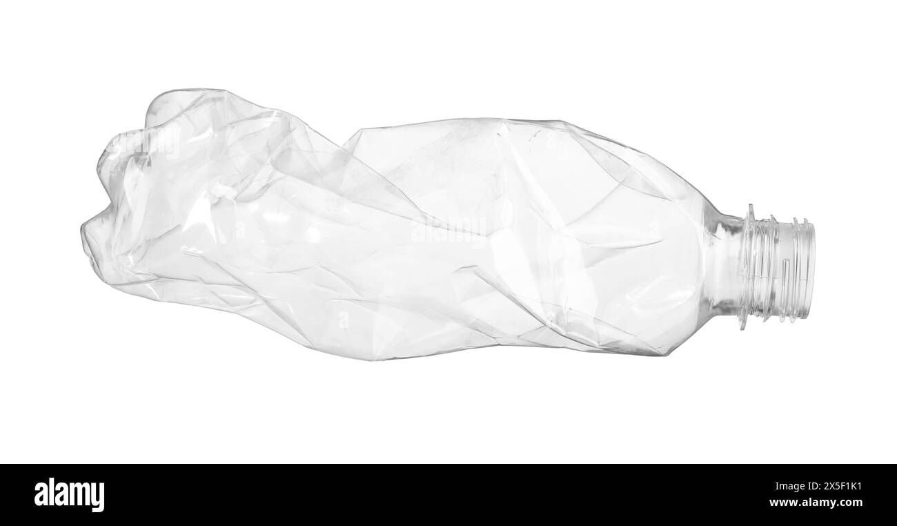 Zerknitterte Einweg-Plastikflasche, isoliert auf weiß Stockfoto