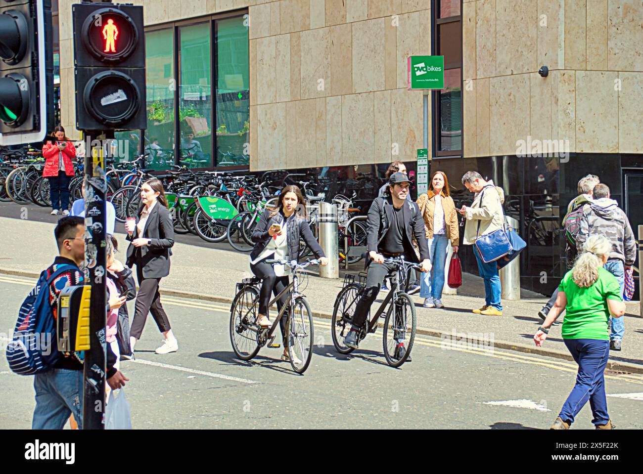 Glasgow, Schottland, Großbritannien. 9. Mai 2024: UK Wetter: Sonniges Sommerwetter für Einheimische und Touristen im Stadtzentrum. Credit Gerard Ferry/Alamy Live News Stockfoto
