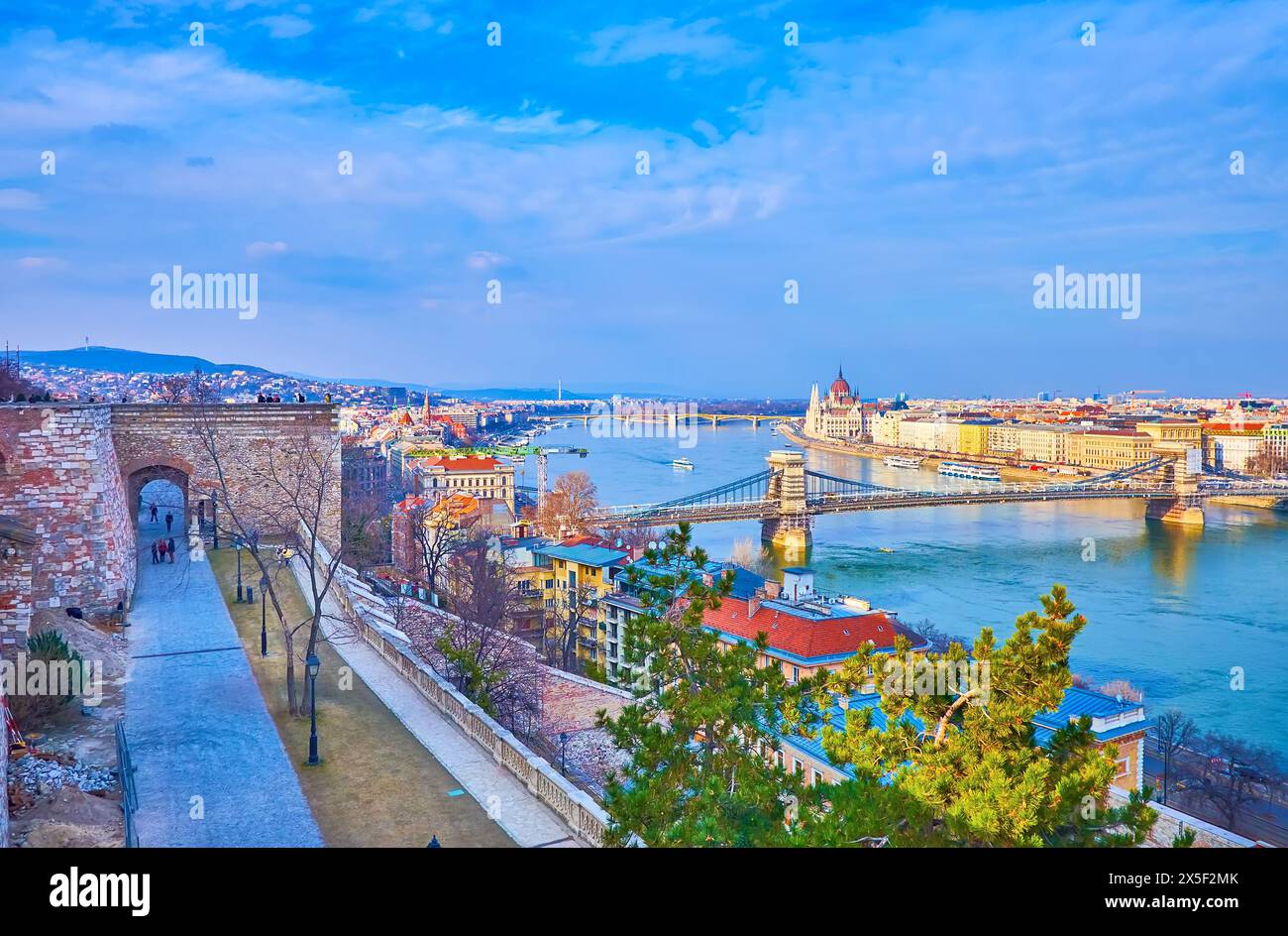 Das Stadtbild von Budapest von den Stadtmauern des Budaer Schlosses aus mit Blick auf die Donau, die Szechenyi Kettenbrücke, das Parlament und die Margaretenbrücke, Ungarn Stockfoto