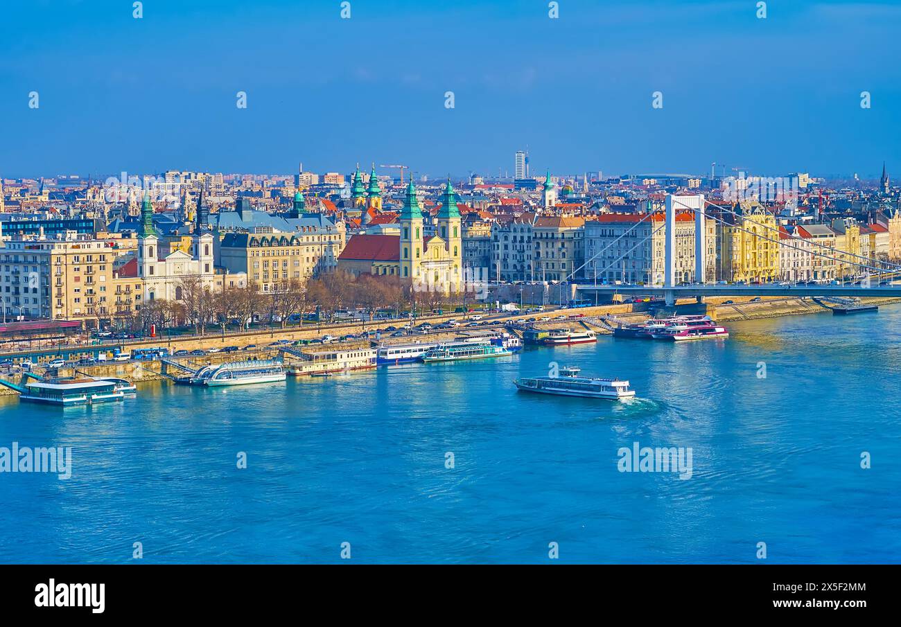 Jane Haining Quay of Danuve mit historischen Kirchen und Stadthäusern von Pest und der malerischen weißen Elisabethbrücke über den Fluss, Budapest, Ungarn Stockfoto