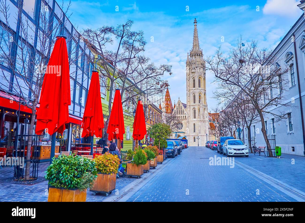 Das Essen im Freien in der Szentharomsag Straße mit Blick auf die mittelalterliche Matthiaskirche im Hintergrund, Budaer Burgviertel, Budapest, Ungarn Stockfoto