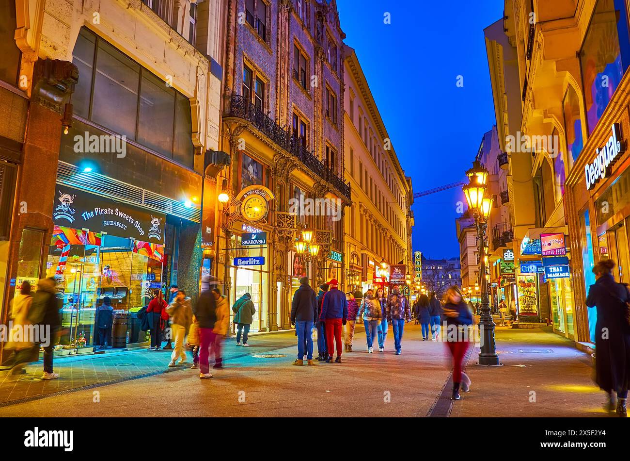 BUDAPEST, UNGARN - 3. MÄRZ 2022: Die Linie der historischen Häuser und touristischen Geschäfte in der Vaci-Straße, Budapest, Ungarn Stockfoto